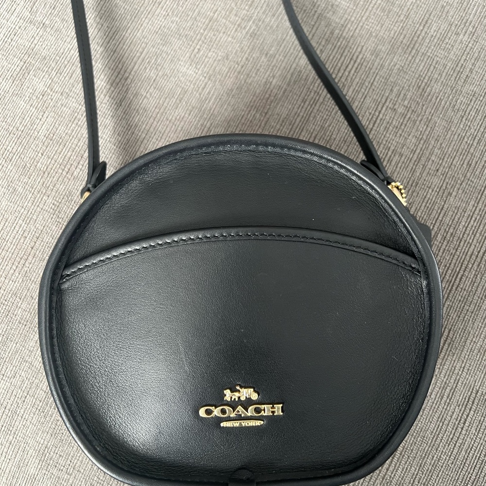 COPY - COACH CANTEEN Black Leather EUC. Minimalist round design. Timeless & Cla…